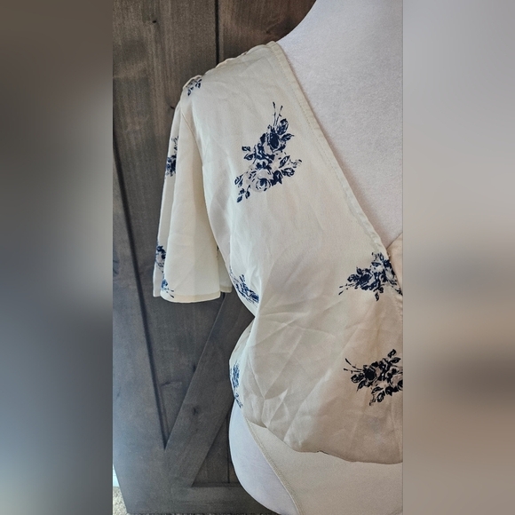ASTR THE LABLE Hadley Cream with Blue Floral Print Bodysuit Lulus. Size Small - Picture 10 of 14